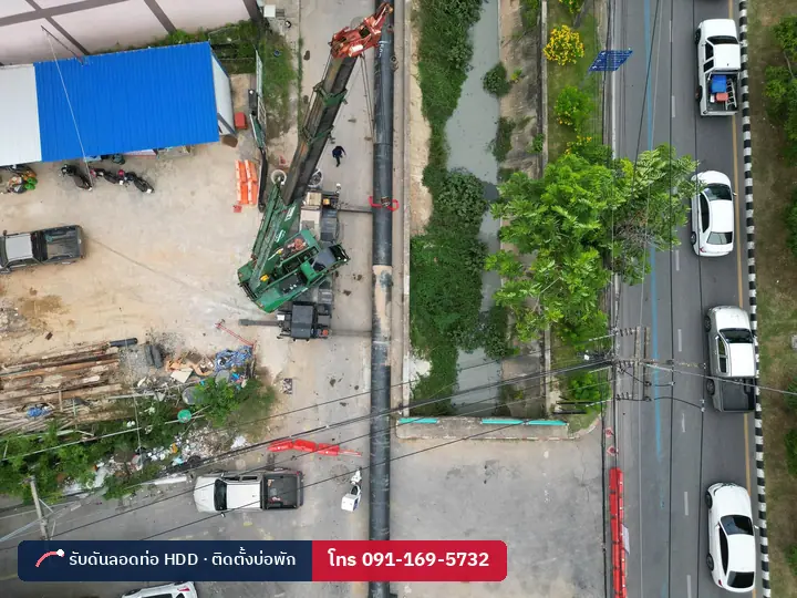 มุมสูงหน้างานดันลอดท่อ HDPE ขนาดใหญ่ข้ามคลองริมถนน