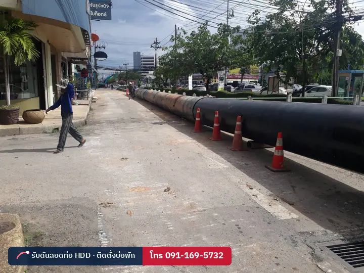 ท่อ HDPE เชื่อมต่อเป็นแนวยาวริมถนน พร้อมดึงในครั้งเดียว