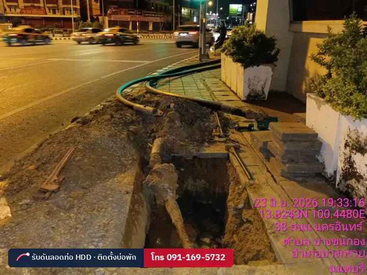 ท่อ HDPE ถูกดึงเข้าแนวเจาะริมขอบทาง ช่วงกลางคืน
