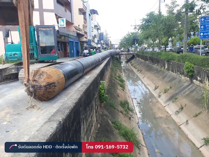 ท่อ HDPE ขนาดใหญ่วางริมคลองรอดึงลอด