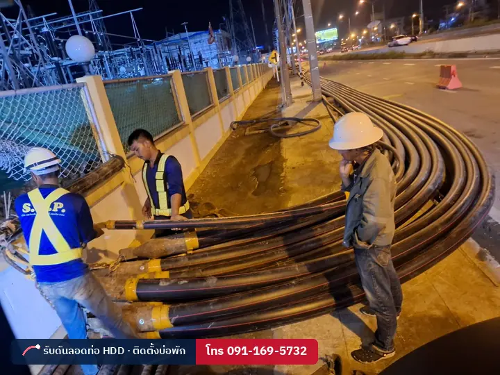 มัดท่อร้อยสายหลายเส้นเตรียมดึงกลับ งานสายไฟแรงสูง